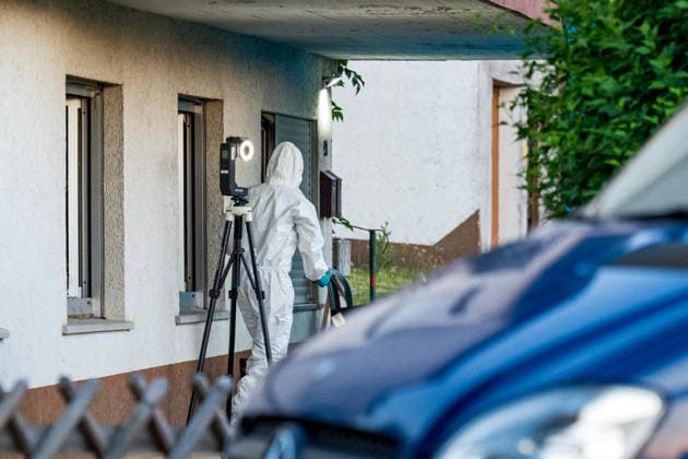 Person leblos in Kellerwohnung entdeckt 102 Jährige schwer verletzt Tatverdächtiger nach Flucht festgenommen Am Donnerstag, den 09.07.2026, kam es in Hünfelden-Kirberg zu einem Tötungsdelikt. Der Polizei wurde gegen 17:20 Uhr ein Brand in einem Wohnhaus im Weiherweg gemeldet, vor Ort stellten die Einsatzkräfte eine leblose 76-jährige Frau fest. Eine ebenfalls vor Ort angetroffene 103-jährige Frau wies schwere Verletzungen auf und wurde in ein Krankenhaus gebracht. Ein 45-jähriger Mann steht im Verdacht, in dem gemeinschaftlichen Wohnhaus in Anwesenheit seiner 103-jährigen Großmutter seine 76-jährige Mutter im Rahmen eines Streites angegriffen und angezündet zu haben, die Frau erlag noch vor Ort ihren Verletzungen. Der zu