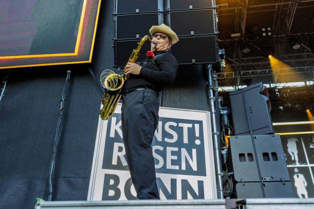 Madness auf dem Kunst!Rasen Bonn Die britische Ska-Pop-Band Madness am Saxophon Lee Thompson beim Live-Auftritt beim Open-Air-Konzert auf dem Kunst!Rasen Bonn-Gronau. Die sommerliche Konzertreihe Kunst!Rasen findet am Rande der Rheinaue am Bonner Rheinufer statt. Bonn Nordrhein-Westfalen Deutschland *** Madness at the Kunst Rasen in Bonn: Lee Thompson on saxophone with the British ska-pop band Madness during a live performance at the open-air concert at the Kunst Rasen in Bonn-Gronau. The summer concert series Kunst Rasen takes place on the edge of the Rheinaue on the banks of the Rhine in Bonn, North Rhine-Westphalia, Germany. Copyright: xMarcxJohnx