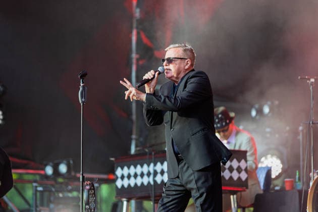Madness auf dem Kunst!Rasen Bonn Die britische Ska-Pop-Band Madness mit Sänger Graham Suggs McPHERSON beim Live-Auftritt beim Open-Air-Konzert auf dem Kunst!Rasen Bonn-Gronau. Die sommerliche Konzertreihe Kunst!Rasen findet am Rande der Rheinaue am Bonner Rheinufer statt. Bonn Nordrhein-Westfalen Deutschland *** Madness at the Kunst Rasen in Bonn: The British ska-pop band Madness, featuring singer Graham Suggs McPHERSON, performs live at an open-air concert at the Kunst Rasen in Bonn-Gronau. The summer concert series Kunst Rasen takes place on the edge of the Rheinaue on the banks of the Rhine in Bonn, North Rhine-Westphalia, Germany. Copyright: xMarcxJohnx