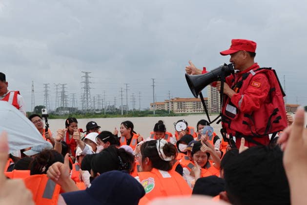 GUIGANG, CHINA - JULY 09: Rescuers evacuate trapped students on July 9, 2026 in Guigang, Guangxi Zhuang Autonomous Region of China. Recent extreme rainstorms triggered by Typhoon Maysak, the 10th typhoon of the year, have caused severe flooding in parts of Guangxi in the Pearl River basin. Guangxi is continuing its search and rescue operations for missing persons, enhancing resettlement services for affected residents and advancing post-disaster reconstruction.  Copyright: xVCGx 111653352920