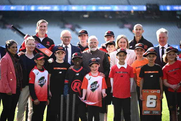 NARENDRA MODI AUSTRALIA VISIT, (L-R) Australian Prime Minister Anthony Albanese, Indian Prime Minister Narendra Modi and Victorian Treasurer Jaclyn Symes pose for a photo with cricketers during a visit to the Melbourne Cricket Ground in Melbourne, Friday, July 10, 2026. ( NO ARCHIVING MELBOURNE VICTORIA AUSTRALIA  Copyright: xJOELxCARRETTx 20260710186973219126