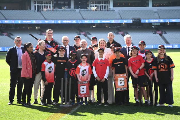 NARENDRA MODI AUSTRALIA VISIT, (L-R) Australian Prime Minister Anthony Albanese, Indian Prime Minister Narendra Modi and Victorian Treasurer Jaclyn Symes pose for a photo with cricketers during a visit to the Melbourne Cricket Ground in Melbourne, Friday, July 10, 2026. ( NO ARCHIVING MELBOURNE VICTORIA AUSTRALIA  Copyright: xJOELxCARRETTx 20260710199652260261