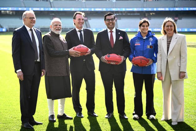 NARENDRA MODI AUSTRALIA VISIT, Australian Prime Minister Anthony Albanese, Indian Prime Minister Narendra Modi, AFL CEO Andrew Dillon and Victorian Premier Jacinta Allan pose for a photo during a visit to the Melbourne Cricket Ground in Melbourne, Friday, July 10, 2026. ( NO ARCHIVING MELBOURNE VICTORIA AUSTRALIA  Copyright: xJOELxCARRETTx 20260710169904459084