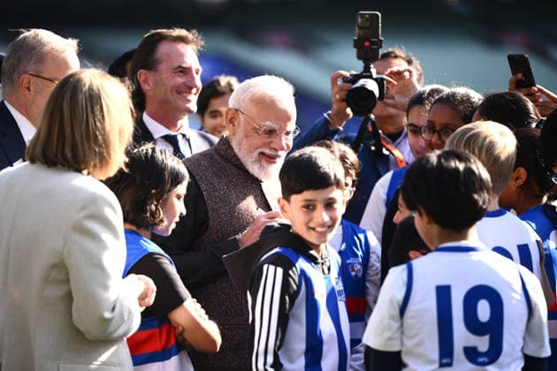 NARENDRA MODI AUSTRALIA VISIT, Indian Prime Minister Narendra Modi speaks with Australian rules footballers during a visit to the Melbourne Cricket Ground in Melbourne, Friday, July 10, 2026. ( NO ARCHIVING MELBOURNE VICTORIA AUSTRALIA  Copyright: xJOELxCARRETTx 20260710170908174834