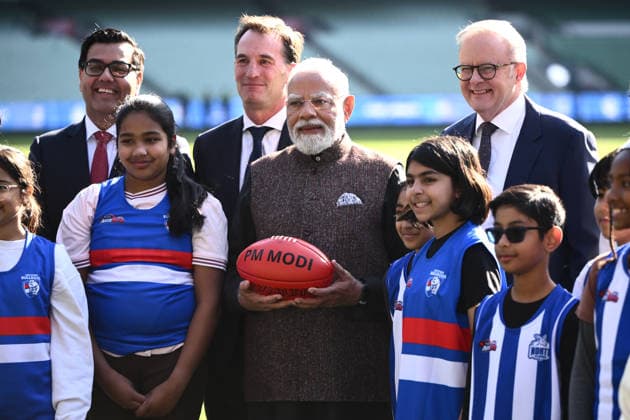 NARENDRA MODI AUSTRALIA VISIT, Australian Prime Minister Anthony Albanese, Indian Prime Minister Narendra Modi and AFL CEO Andrew Dillon with Australian rules footballers during a visit to the Melbourne Cricket Ground in Melbourne, Friday, July 10, 2026. ( NO ARCHIVING MELBOURNE VICTORIA AUSTRALIA  Copyright: xJOELxCARRETTx 20260710129722891573