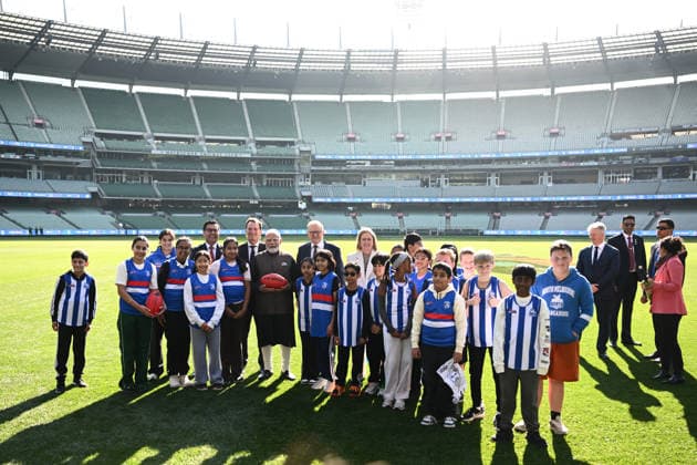 NARENDRA MODI AUSTRALIA VISIT, Australian Prime Minister Anthony Albanese, Indian Prime Minister Narendra Modi and AFL CEO Andrew Dillon with Australian rules footballers during a visit to the Melbourne Cricket Ground in Melbourne, Friday, July 10, 2026. ( NO ARCHIVING MELBOURNE VICTORIA AUSTRALIA  Copyright: xJOELxCARRETTx 20260710131387612537