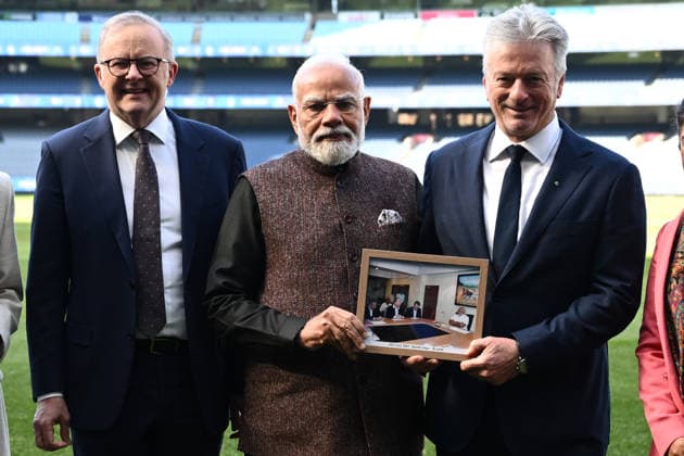 NARENDRA MODI AUSTRALIA VISIT, (L-R) Australian Prime Minister Anthony Albanese, Indian Prime Minister Narendra Modi and former Australian cricketer Steve Waugh pose for a photo during a visit to the Melbourne Cricket Ground in Melbourne, Friday, July 10, 2026. ( NO ARCHIVING MELBOURNE VICTORIA AUSTRALIA  Copyright: xJOELxCARRETTx 20260710190745400428