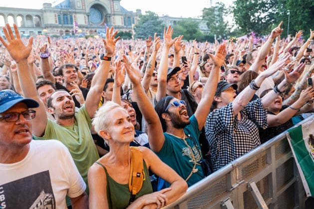 Crowds at The Maccabees headlining show at Outdoor Summer Season, Alexandra Palace on July 09, 2026 in London, England. LONDON, ENGLAND - JULY 09: Crowds at The Maccabees headlining show at Outdoor Summer Season, Alexandra Palace on July 09, 2026 in London, England., Credit:Pupat Chenaksara Avalon United Kingdom, London, Alexandra Palace Park  Copyright: xPupatxChenaksarax xAvalonx 1115599136