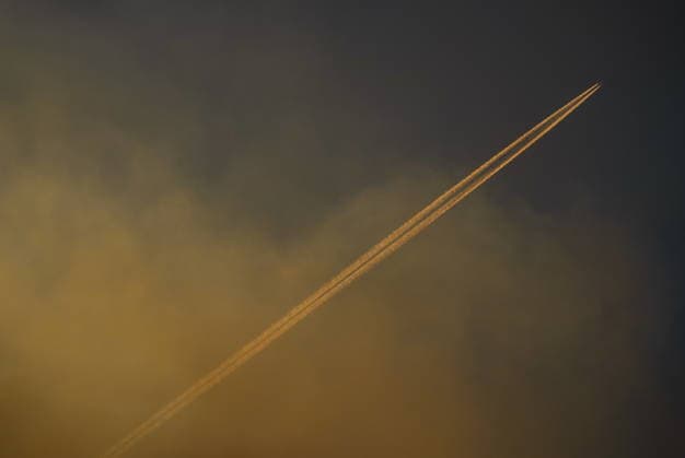 July 9, 2026, Boston Bar, Bc, CANADA: A United Airlines Boeing 737 Max 8 flying from Anchorage to Denver is seen through wildfire smoke from the Brunswick Creek wildfire, in Boston Bar, B.C., on Thursday, July 9, 2026. Boston Bar CANADA  - ZUMAc35_ 20260709_zaf_c35_094 Copyright: xDarrylxDyckx