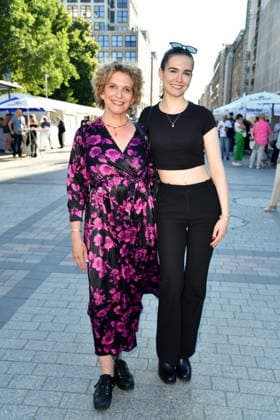 Classic Open Air - Berlin Heike Kloss mit Tochter Olivia Kloss beim Classic Open Air auf dem Gendarmenmarkt in Berlin am 09.07.2026 *** Classic Open Air Berlin: Heike Kloss with her daughter Olivia Kloss at the Classic Open Air on the Gendarmenmarkt in Berlin on July 9, 2026 Copyright: xEventpressxBerndtx