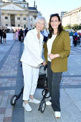 Classic Open Air - Berlin Ulrike Frank mit Schwiegermutter Rita Feldmeier beim Classic Open Air auf dem Gendarmenmarkt in Berlin am 09.07.2026 *** Classic Open Air Berlin: Ulrike Frank with her mother-in-law, Rita Feldmeier, at the Classic Open Air on the Gendarmenmarkt in Berlin on July 9, 2026 Copyright: xEventpressxBerndtx