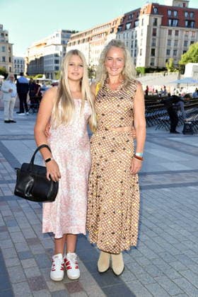 Classic Open Air - Berlin Eva Mona Rodekirchen mit Tochter Martha beim Classic Open Air auf dem Gendarmenmarkt in Berlin am 09.07.2026 *** Classic Open Air Berlin: Eva Mona Rodekirchen with her daughter Martha at the Classic Open Air on the Gendarmenmarkt in Berlin on July 9, 2026 Copyright: xEventpressxBerndtx