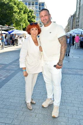 Classic Open Air - Berlin Kevin Kuske mit seiner Mutter Roswitha Berndt beim Classic Open Air auf dem Gendarmenmarkt in Berlin am 09.07.2026 *** Classic Open Air Berlin: Kevin Kuske with his mother, Roswitha Berndt, at the Classic Open Air on the Gendarmenmarkt in Berlin on July 9, 2026 Copyright: xEventpressxBerndtx