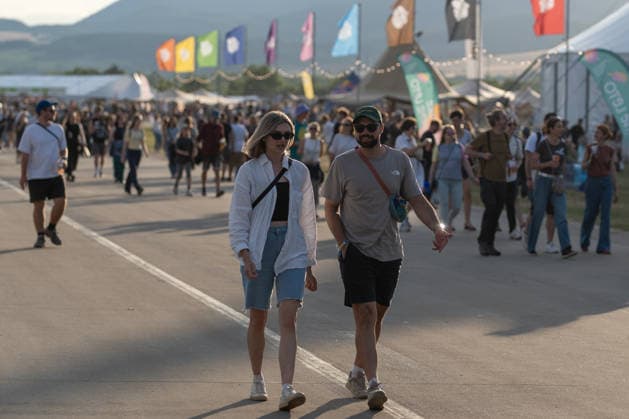 Pohoda festival day 2 in Trencin - 09 Jul 2026 Couple of participants seen walking during the Pohoda Festival 2026 at Airport Trencin. Pohoda festival the biggest open-air summer music festival in Slovakia, celebrates 30th anniversary. Trencin Slovakia Copyright: xTomasxTkacikx xSOPAxImagesx 20260709-Pohoda-day2-3