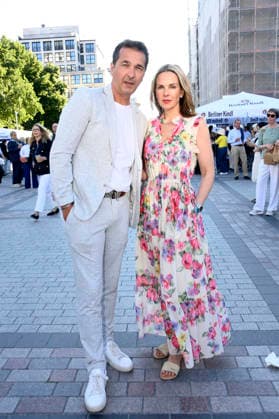 Andreas Elsholz und Denise Zich bei der Eröffnung vom Classic Open Air 2026 mit dem Konzerthausorchester unter der Leitung von Joana Mallwitz und mit Star-Pianist Hayato Sumino auf dem Gendarmenmarkt. Berlin, 09.07.2026 *** Andreas Elsholz and Denise Zich at the opening of the Classic Open Air 2026 with the Konzerthaus Orchestra, conducted by Joana Mallwitz and featuring star pianist Hayato Sumino, at the Gendarmenmarkt in Berlin, July 9, 2026 Foto:xN.xKubelkax xFuturexImagex classic_6720