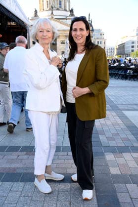 Ulrike Frank mit Gast bei der Eröffnung vom Classic Open Air 2026 mit dem Konzerthausorchester unter der Leitung von Joana Mallwitz und mit Star-Pianist Hayato Sumino auf dem Gendarmenmarkt. Berlin, 09.07.2026 *** Ulrike Frank with a guest at the opening of the Classic Open Air 2026, featuring the Konzerthaus Orchestra conducted by Joana Mallwitz and star pianist Hayato Sumino at the Gendarmenmarkt in Berlin, July 9, 2026 Foto:xN.xKubelkax xFuturexImagex classic_6722
