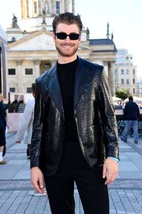 Linus Weber bei der Eröffnung vom Classic Open Air 2026 mit dem Konzerthausorchester unter der Leitung von Joana Mallwitz und mit Star-Pianist Hayato Sumino auf dem Gendarmenmarkt. Berlin, 09.07.2026 *** Linus Weber at the opening of the Classic Open Air 2026 with the Konzerthaus Orchestra, conducted by Joana Mallwitz and featuring star pianist Hayato Sumino, at the Gendarmenmarkt in Berlin, July 9, 2026 Foto:xN.xKubelkax xFuturexImagex classic_6740