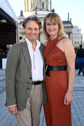 Wolfgang Bahro mit Ehefrau Barbara Bahro bei der Eröffnung vom Classic Open Air 2026 mit dem Konzerthausorchester unter der Leitung von Joana Mallwitz und mit Star-Pianist Hayato Sumino auf dem Gendarmenmarkt. Berlin, 09.07.2026 *** Wolfgang Bahro with his wife Barbara Bahro at the opening of the Classic Open Air 2026, featuring the Konzerthaus Orchestra conducted by Joana Mallwitz and star pianist Hayato Sumino at the Gendarmenmarkt in Berlin, July 9, 2026 Foto:xN.xKubelkax xFuturexImagex classic_6751