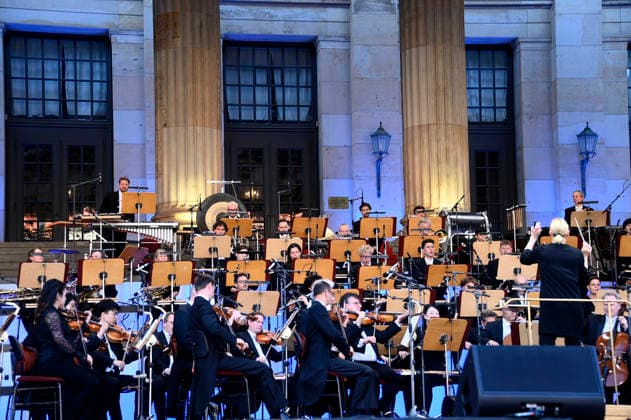 Eröffnung vom Classic Open Air 2026 mit dem Konzerthausorchester unter der Leitung von Joana Mallwitz und mit Star-Pianist Hayato Sumino auf dem Gendarmenmarkt. Berlin, 09.07.2026 *** Opening of the Classic Open Air 2026 featuring the Konzerthaus Orchestra, conducted by Joana Mallwitz, and star pianist Hayato Sumino at the Gendarmenmarkt in Berlin, July 9, 2026 Foto:xN.xKubelkax xFuturexImagex classic_6761