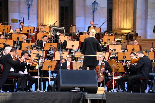 Eröffnung vom Classic Open Air 2026 mit dem Konzerthausorchester unter der Leitung von Joana Mallwitz und mit Star-Pianist Hayato Sumino auf dem Gendarmenmarkt. Berlin, 09.07.2026 *** Opening of the Classic Open Air 2026 featuring the Konzerthaus Orchestra, conducted by Joana Mallwitz, and star pianist Hayato Sumino at the Gendarmenmarkt in Berlin, July 9, 2026 Foto:xN.xKubelkax xFuturexImagex classic_6762