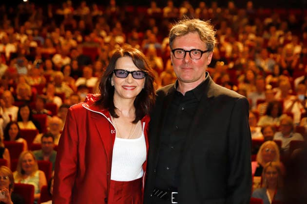 Juliette Binoche und Sebastian de Fonseca beim Special Screening des Dokumentarfilms In-I in Motion auf dem 60. Internationalen Filmfestival Karlovy Vary 2026 in der Grand Hall im Festival Hotel Thermal. Karlsbad, 09.07.2026 *** Juliette Binoche and Sebastian de Fonseca at the special screening of the documentary *In I in Motion* at the 60th Karlovy Vary International Film Festival in 2026, held in the Grand Hall of the Festival Hotel Thermal in Karlsbad, July 9, 2026 Foto:xM.xThomasx xFuturexImagex binoche_6718
