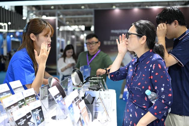 2026 AI Terminal Industry Expo NANJING, CHINA - JULY 10, 2026 - A viewer experiences smart glasses at the Qwen AI Glasses booth at the 2026 Artificial Intelligence Terminal Industry Expo in Nanjing, Jiangsu Province, China on July 10, 2026. Nanjing Jiangsu China  Copyright: xCFOTOx i1783688702884