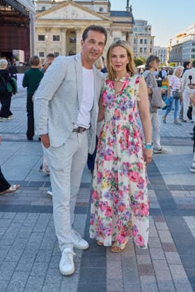 Andreas Elsholz mit Frau Denise Zich - Eroeffnung des Classic Open Air auf dem Gendarmenmarkt in Berlin am 09.07.2026. Classic Open Air 2026 *** Andreas Elsholz with his wife Denise Zich at the opening of the Classic Open Air at the Gendarmenmarkt in Berlin on July 9, 2026 Classic Open Air 2026