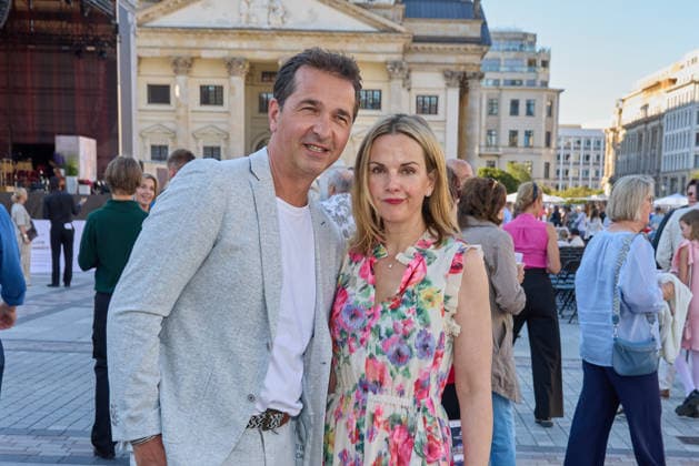 Andreas Elsholz mit Frau Denise Zich - Eroeffnung des Classic Open Air auf dem Gendarmenmarkt in Berlin am 09.07.2026. Classic Open Air 2026 *** Andreas Elsholz with his wife Denise Zich at the opening of the Classic Open Air at the Gendarmenmarkt in Berlin on July 9, 2026 Classic Open Air 2026