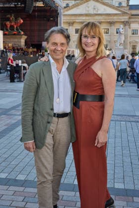 Wolfgang Bahro mit Ehefrau Barbara - Eroeffnung des Classic Open Air auf dem Gendarmenmarkt in Berlin am 09.07.2026. Classic Open Air 2026 *** Wolfgang Bahro with his wife Barbara at the opening of the Classic Open Air at the Gendarmenmarkt in Berlin on July 9, 2026 Classic Open Air 2026