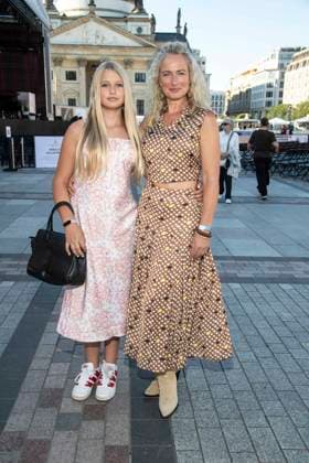 ABB CLASSIC- Eva Mona Rodekirchen mit Tochter Martha zu Gast bei der Eroeffnung des Classic Open Air 2026 am Gendarmenmarkt in Berlin am 09.07.2026 Berlin Deutschland *** ABB CLASSIC s Eva Mona Rodekirchen and her daughter Martha attended the opening of the Classic Open Air 2026 at the Gendarmenmarkt in Berlin on July 9, 2026, Berlin, Germany
