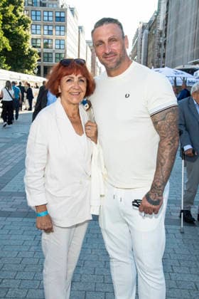 ABB CLASSIC- Kevin Kuske mit Begleitung Frau zu Gast bei der Eroeffnung des Classic Open Air 2026 am Gendarmenmarkt in Berlin am 09.07.2026 Berlin Deutschland *** ABB CLASSIC s Kevin Kuske, accompanied by his wife, attended the opening of the Classic Open Air 2026 at Gendarmenmarkt in Berlin on July 9, 2026, Berlin, Germany