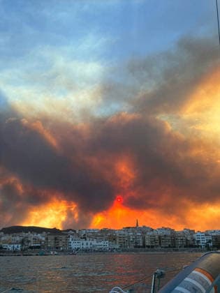 The wildfire in Los Gallardos as seen from the Port of Garrucha, Almería The wildfire in Los Gallardos as seen from the Port of Garrucha, on July 10, 2026, in Garrucha, Almería, Andalusia, Spain. The wildfire that broke out this Thursday, July 9, in the Almería town of Los Gallardos has left eleven dead and eight injured, four of them seriously, according to the latest update, which notes that efforts are ongoing to determine whether there may be more victims. July 10, 2026 Europa Press July 10, 2026 Garrucha, Almería, Andalusia Garrucha, Almería, Andalusia, Spain  Copyright: xEuropaxPressx 7656903