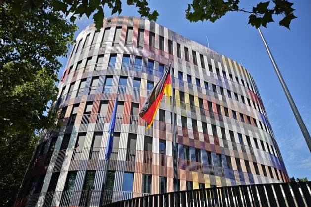 Berlin, Deutschland, 10.07.2026: Spreebogen: Bundespräsident Frank-Walter Steinmeier nimmt Amtsgeschäfte am Spreebogen auf: Deutschlandflagge wird am Amtssitz am Spreebogen neu gesetzt *** Berlin, Germany, July 10, 2026, Spreebogen: Federal President Frank Walter Steinmeier begins his official duties at the Spreebogen; the German flag is raised anew at the official residence on the Spreebogen Copyright: xdtsxNachrichtenagenturx dts_126930