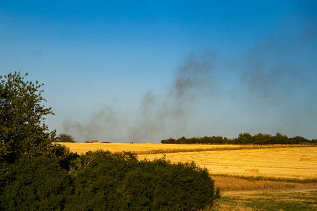 Waldbrand bedroht Acker und Vogelschutzgehölz Garage brennt bei zweitem Einsatz am selben Abend Am 09.07.2026 wurden die Feuerwehren des Hintertaunus gegen 19:54 Uhr zu einem Waldbrand in Usingen alarmiert, bei dem eine 1200 Quadratmeter große Grasfläche brannte. Landwirte verhinderten mit einem Grubber die Ausbreitung auf einen angrenzenden Acker, während die Feuerwehren aus Usingen, Grävenwiesbach und Neu-Anspach die Wasserversorgung sicherstellten und Glutnester per Drohne löschten. Nach etwa zwei Stunden war der Brand gelöscht. Zusätzlich kam es am selben Abend zu einem Garagenbrand in einem Wohngebiet in Neu-Anspach, bei dem die Feuerwehr das Dach der Garage abdeckte, um verborgene Glutnester zu bekämpfen. Usingen Hessen