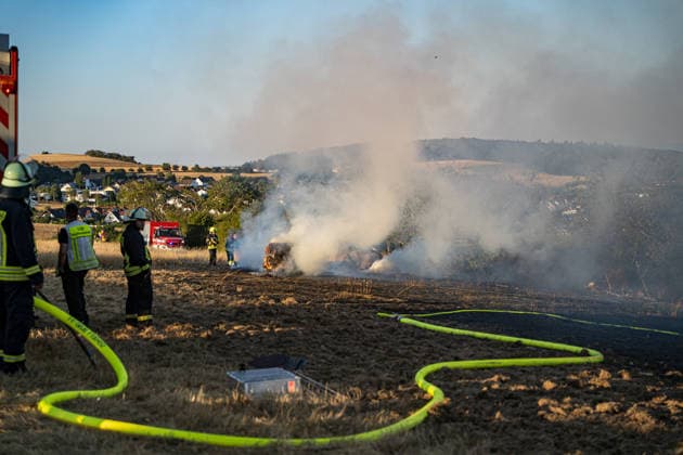 Waldbrand bedroht Acker und Vogelschutzgehölz Garage brennt bei zweitem Einsatz am selben Abend Am 09.07.2026 wurden die Feuerwehren des Hintertaunus gegen 19:54 Uhr zu einem Waldbrand in Usingen alarmiert, bei dem eine 1200 Quadratmeter große Grasfläche brannte. Landwirte verhinderten mit einem Grubber die Ausbreitung auf einen angrenzenden Acker, während die Feuerwehren aus Usingen, Grävenwiesbach und Neu-Anspach die Wasserversorgung sicherstellten und Glutnester per Drohne löschten. Nach etwa zwei Stunden war der Brand gelöscht. Zusätzlich kam es am selben Abend zu einem Garagenbrand in einem Wohngebiet in Neu-Anspach, bei dem die Feuerwehr das Dach der Garage abdeckte, um verborgene Glutnester zu bekämpfen. Usingen Hessen