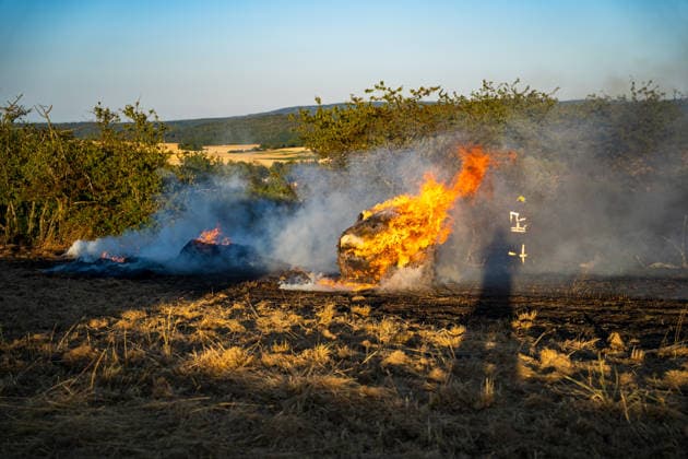 Waldbrand bedroht Acker und Vogelschutzgehölz Garage brennt bei zweitem Einsatz am selben Abend Am 09.07.2026 wurden die Feuerwehren des Hintertaunus gegen 19:54 Uhr zu einem Waldbrand in Usingen alarmiert, bei dem eine 1200 Quadratmeter große Grasfläche brannte. Landwirte verhinderten mit einem Grubber die Ausbreitung auf einen angrenzenden Acker, während die Feuerwehren aus Usingen, Grävenwiesbach und Neu-Anspach die Wasserversorgung sicherstellten und Glutnester per Drohne löschten. Nach etwa zwei Stunden war der Brand gelöscht. Zusätzlich kam es am selben Abend zu einem Garagenbrand in einem Wohngebiet in Neu-Anspach, bei dem die Feuerwehr das Dach der Garage abdeckte, um verborgene Glutnester zu bekämpfen. Usingen Hessen