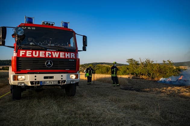 Waldbrand bedroht Acker und Vogelschutzgehölz Garage brennt bei zweitem Einsatz am selben Abend Am 09.07.2026 wurden die Feuerwehren des Hintertaunus gegen 19:54 Uhr zu einem Waldbrand in Usingen alarmiert, bei dem eine 1200 Quadratmeter große Grasfläche brannte. Landwirte verhinderten mit einem Grubber die Ausbreitung auf einen angrenzenden Acker, während die Feuerwehren aus Usingen, Grävenwiesbach und Neu-Anspach die Wasserversorgung sicherstellten und Glutnester per Drohne löschten. Nach etwa zwei Stunden war der Brand gelöscht. Zusätzlich kam es am selben Abend zu einem Garagenbrand in einem Wohngebiet in Neu-Anspach, bei dem die Feuerwehr das Dach der Garage abdeckte, um verborgene Glutnester zu bekämpfen. Usingen Hessen