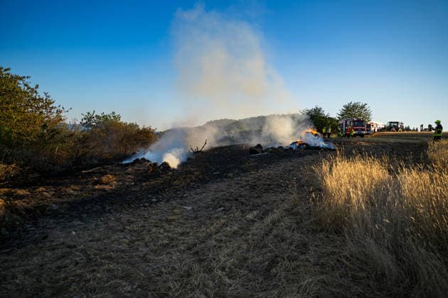 Waldbrand bedroht Acker und Vogelschutzgehölz Garage brennt bei zweitem Einsatz am selben Abend Am 09.07.2026 wurden die Feuerwehren des Hintertaunus gegen 19:54 Uhr zu einem Waldbrand in Usingen alarmiert, bei dem eine 1200 Quadratmeter große Grasfläche brannte. Landwirte verhinderten mit einem Grubber die Ausbreitung auf einen angrenzenden Acker, während die Feuerwehren aus Usingen, Grävenwiesbach und Neu-Anspach die Wasserversorgung sicherstellten und Glutnester per Drohne löschten. Nach etwa zwei Stunden war der Brand gelöscht. Zusätzlich kam es am selben Abend zu einem Garagenbrand in einem Wohngebiet in Neu-Anspach, bei dem die Feuerwehr das Dach der Garage abdeckte, um verborgene Glutnester zu bekämpfen. Usingen Hessen