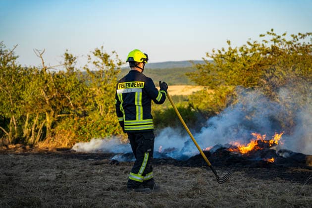Waldbrand bedroht Acker und Vogelschutzgehölz Garage brennt bei zweitem Einsatz am selben Abend Am 09.07.2026 wurden die Feuerwehren des Hintertaunus gegen 19:54 Uhr zu einem Waldbrand in Usingen alarmiert, bei dem eine 1200 Quadratmeter große Grasfläche brannte. Landwirte verhinderten mit einem Grubber die Ausbreitung auf einen angrenzenden Acker, während die Feuerwehren aus Usingen, Grävenwiesbach und Neu-Anspach die Wasserversorgung sicherstellten und Glutnester per Drohne löschten. Nach etwa zwei Stunden war der Brand gelöscht. Zusätzlich kam es am selben Abend zu einem Garagenbrand in einem Wohngebiet in Neu-Anspach, bei dem die Feuerwehr das Dach der Garage abdeckte, um verborgene Glutnester zu bekämpfen. Usingen Hessen