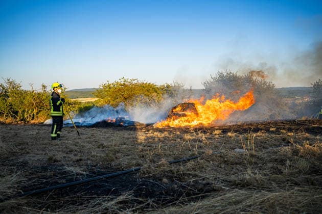 Waldbrand bedroht Acker und Vogelschutzgehölz Garage brennt bei zweitem Einsatz am selben Abend Am 09.07.2026 wurden die Feuerwehren des Hintertaunus gegen 19:54 Uhr zu einem Waldbrand in Usingen alarmiert, bei dem eine 1200 Quadratmeter große Grasfläche brannte. Landwirte verhinderten mit einem Grubber die Ausbreitung auf einen angrenzenden Acker, während die Feuerwehren aus Usingen, Grävenwiesbach und Neu-Anspach die Wasserversorgung sicherstellten und Glutnester per Drohne löschten. Nach etwa zwei Stunden war der Brand gelöscht. Zusätzlich kam es am selben Abend zu einem Garagenbrand in einem Wohngebiet in Neu-Anspach, bei dem die Feuerwehr das Dach der Garage abdeckte, um verborgene Glutnester zu bekämpfen. Usingen Hessen