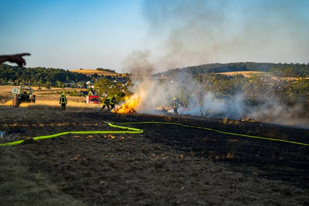 Waldbrand bedroht Acker und Vogelschutzgehölz Garage brennt bei zweitem Einsatz am selben Abend Am 09.07.2026 wurden die Feuerwehren des Hintertaunus gegen 19:54 Uhr zu einem Waldbrand in Usingen alarmiert, bei dem eine 1200 Quadratmeter große Grasfläche brannte. Landwirte verhinderten mit einem Grubber die Ausbreitung auf einen angrenzenden Acker, während die Feuerwehren aus Usingen, Grävenwiesbach und Neu-Anspach die Wasserversorgung sicherstellten und Glutnester per Drohne löschten. Nach etwa zwei Stunden war der Brand gelöscht. Zusätzlich kam es am selben Abend zu einem Garagenbrand in einem Wohngebiet in Neu-Anspach, bei dem die Feuerwehr das Dach der Garage abdeckte, um verborgene Glutnester zu bekämpfen. Usingen Hessen