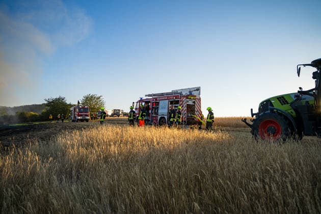 Waldbrand bedroht Acker und Vogelschutzgehölz Garage brennt bei zweitem Einsatz am selben Abend Am 09.07.2026 wurden die Feuerwehren des Hintertaunus gegen 19:54 Uhr zu einem Waldbrand in Usingen alarmiert, bei dem eine 1200 Quadratmeter große Grasfläche brannte. Landwirte verhinderten mit einem Grubber die Ausbreitung auf einen angrenzenden Acker, während die Feuerwehren aus Usingen, Grävenwiesbach und Neu-Anspach die Wasserversorgung sicherstellten und Glutnester per Drohne löschten. Nach etwa zwei Stunden war der Brand gelöscht. Zusätzlich kam es am selben Abend zu einem Garagenbrand in einem Wohngebiet in Neu-Anspach, bei dem die Feuerwehr das Dach der Garage abdeckte, um verborgene Glutnester zu bekämpfen. Usingen Hessen