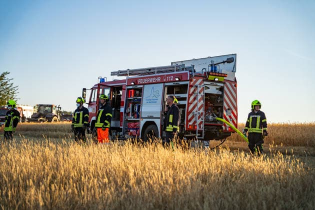 Waldbrand bedroht Acker und Vogelschutzgehölz Garage brennt bei zweitem Einsatz am selben Abend Am 09.07.2026 wurden die Feuerwehren des Hintertaunus gegen 19:54 Uhr zu einem Waldbrand in Usingen alarmiert, bei dem eine 1200 Quadratmeter große Grasfläche brannte. Landwirte verhinderten mit einem Grubber die Ausbreitung auf einen angrenzenden Acker, während die Feuerwehren aus Usingen, Grävenwiesbach und Neu-Anspach die Wasserversorgung sicherstellten und Glutnester per Drohne löschten. Nach etwa zwei Stunden war der Brand gelöscht. Zusätzlich kam es am selben Abend zu einem Garagenbrand in einem Wohngebiet in Neu-Anspach, bei dem die Feuerwehr das Dach der Garage abdeckte, um verborgene Glutnester zu bekämpfen. Usingen Hessen