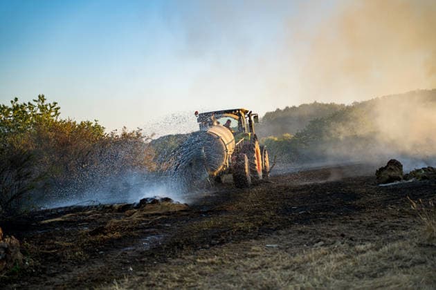 Waldbrand bedroht Acker und Vogelschutzgehölz Garage brennt bei zweitem Einsatz am selben Abend Am 09.07.2026 wurden die Feuerwehren des Hintertaunus gegen 19:54 Uhr zu einem Waldbrand in Usingen alarmiert, bei dem eine 1200 Quadratmeter große Grasfläche brannte. Landwirte verhinderten mit einem Grubber die Ausbreitung auf einen angrenzenden Acker, während die Feuerwehren aus Usingen, Grävenwiesbach und Neu-Anspach die Wasserversorgung sicherstellten und Glutnester per Drohne löschten. Nach etwa zwei Stunden war der Brand gelöscht. Zusätzlich kam es am selben Abend zu einem Garagenbrand in einem Wohngebiet in Neu-Anspach, bei dem die Feuerwehr das Dach der Garage abdeckte, um verborgene Glutnester zu bekämpfen. Usingen Hessen