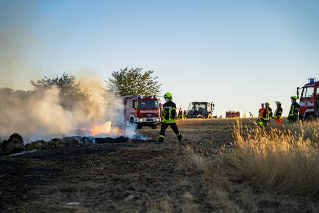 Waldbrand bedroht Acker und Vogelschutzgehölz Garage brennt bei zweitem Einsatz am selben Abend Am 09.07.2026 wurden die Feuerwehren des Hintertaunus gegen 19:54 Uhr zu einem Waldbrand in Usingen alarmiert, bei dem eine 1200 Quadratmeter große Grasfläche brannte. Landwirte verhinderten mit einem Grubber die Ausbreitung auf einen angrenzenden Acker, während die Feuerwehren aus Usingen, Grävenwiesbach und Neu-Anspach die Wasserversorgung sicherstellten und Glutnester per Drohne löschten. Nach etwa zwei Stunden war der Brand gelöscht. Zusätzlich kam es am selben Abend zu einem Garagenbrand in einem Wohngebiet in Neu-Anspach, bei dem die Feuerwehr das Dach der Garage abdeckte, um verborgene Glutnester zu bekämpfen. Usingen Hessen