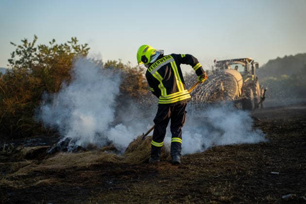 Waldbrand bedroht Acker und Vogelschutzgehölz Garage brennt bei zweitem Einsatz am selben Abend Am 09.07.2026 wurden die Feuerwehren des Hintertaunus gegen 19:54 Uhr zu einem Waldbrand in Usingen alarmiert, bei dem eine 1200 Quadratmeter große Grasfläche brannte. Landwirte verhinderten mit einem Grubber die Ausbreitung auf einen angrenzenden Acker, während die Feuerwehren aus Usingen, Grävenwiesbach und Neu-Anspach die Wasserversorgung sicherstellten und Glutnester per Drohne löschten. Nach etwa zwei Stunden war der Brand gelöscht. Zusätzlich kam es am selben Abend zu einem Garagenbrand in einem Wohngebiet in Neu-Anspach, bei dem die Feuerwehr das Dach der Garage abdeckte, um verborgene Glutnester zu bekämpfen. Usingen Hessen