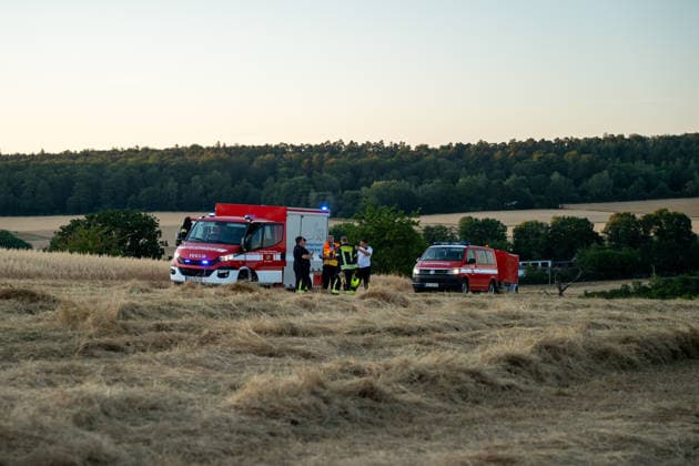 Waldbrand bedroht Acker und Vogelschutzgehölz Garage brennt bei zweitem Einsatz am selben Abend Am 09.07.2026 wurden die Feuerwehren des Hintertaunus gegen 19:54 Uhr zu einem Waldbrand in Usingen alarmiert, bei dem eine 1200 Quadratmeter große Grasfläche brannte. Landwirte verhinderten mit einem Grubber die Ausbreitung auf einen angrenzenden Acker, während die Feuerwehren aus Usingen, Grävenwiesbach und Neu-Anspach die Wasserversorgung sicherstellten und Glutnester per Drohne löschten. Nach etwa zwei Stunden war der Brand gelöscht. Zusätzlich kam es am selben Abend zu einem Garagenbrand in einem Wohngebiet in Neu-Anspach, bei dem die Feuerwehr das Dach der Garage abdeckte, um verborgene Glutnester zu bekämpfen. Usingen Hessen