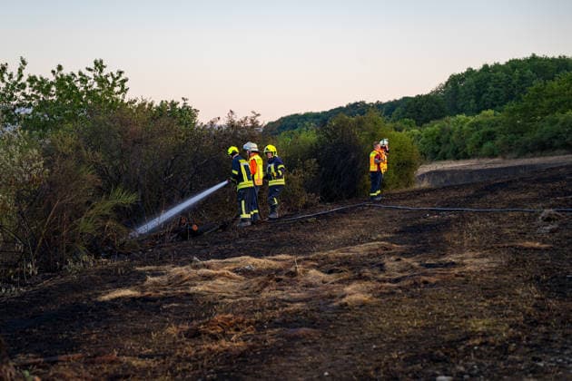Waldbrand bedroht Acker und Vogelschutzgehölz Garage brennt bei zweitem Einsatz am selben Abend Am 09.07.2026 wurden die Feuerwehren des Hintertaunus gegen 19:54 Uhr zu einem Waldbrand in Usingen alarmiert, bei dem eine 1200 Quadratmeter große Grasfläche brannte. Landwirte verhinderten mit einem Grubber die Ausbreitung auf einen angrenzenden Acker, während die Feuerwehren aus Usingen, Grävenwiesbach und Neu-Anspach die Wasserversorgung sicherstellten und Glutnester per Drohne löschten. Nach etwa zwei Stunden war der Brand gelöscht. Zusätzlich kam es am selben Abend zu einem Garagenbrand in einem Wohngebiet in Neu-Anspach, bei dem die Feuerwehr das Dach der Garage abdeckte, um verborgene Glutnester zu bekämpfen. Usingen Hessen