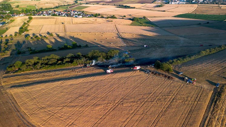 Waldbrand bedroht Acker und Vogelschutzgehölz Garage brennt bei zweitem Einsatz am selben Abend Am 09.07.2026 wurden die Feuerwehren des Hintertaunus gegen 19:54 Uhr zu einem Waldbrand in Usingen alarmiert, bei dem eine 1200 Quadratmeter große Grasfläche brannte. Landwirte verhinderten mit einem Grubber die Ausbreitung auf einen angrenzenden Acker, während die Feuerwehren aus Usingen, Grävenwiesbach und Neu-Anspach die Wasserversorgung sicherstellten und Glutnester per Drohne löschten. Nach etwa zwei Stunden war der Brand gelöscht. Zusätzlich kam es am selben Abend zu einem Garagenbrand in einem Wohngebiet in Neu-Anspach, bei dem die Feuerwehr das Dach der Garage abdeckte, um verborgene Glutnester zu bekämpfen. Usingen Eschbach