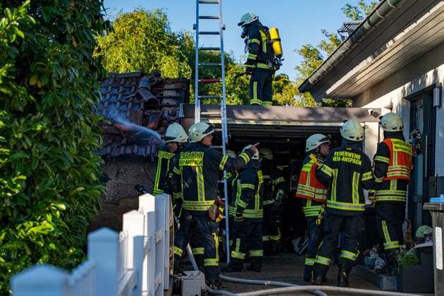 Waldbrand bedroht Acker und Vogelschutzgehölz Garage brennt bei zweitem Einsatz am selben Abend Am 09.07.2026 wurden die Feuerwehren des Hintertaunus gegen 19:54 Uhr zu einem Waldbrand in Usingen alarmiert, bei dem eine 1200 Quadratmeter große Grasfläche brannte. Landwirte verhinderten mit einem Grubber die Ausbreitung auf einen angrenzenden Acker, während die Feuerwehren aus Usingen, Grävenwiesbach und Neu-Anspach die Wasserversorgung sicherstellten und Glutnester per Drohne löschten. Nach etwa zwei Stunden war der Brand gelöscht. Zusätzlich kam es am selben Abend zu einem Garagenbrand in einem Wohngebiet in Neu-Anspach, bei dem die Feuerwehr das Dach der Garage abdeckte, um verborgene Glutnester zu bekämpfen. Usingen Hessen